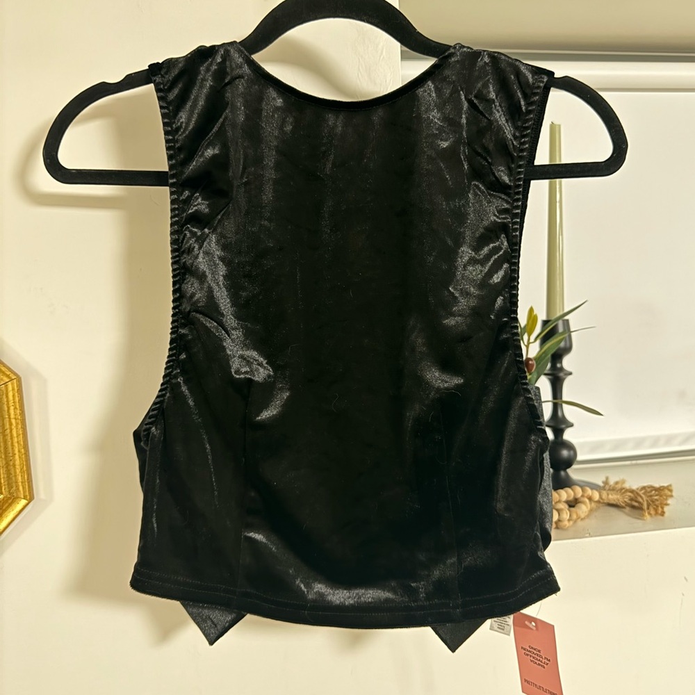 Pretty Little Thing Black Velvet Bow Back Top NEW - Tags On
 
Size: 0